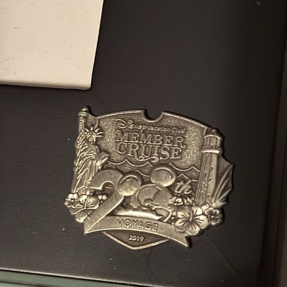 Disney Art D23 set of 4 8x10 prints in wood 12x10x2 brass & felt case frame - Picture 9 of 16